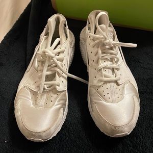 Nike hurache womens sneakers size 10, worn but in good condition